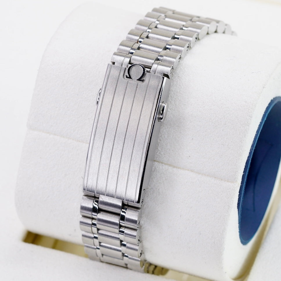 Omega Speedmaster 310.32.42.50.02.001 “SILVER SNOOPY AWARD” White Dial Blue Accents Stainless Steel 42mm 2024