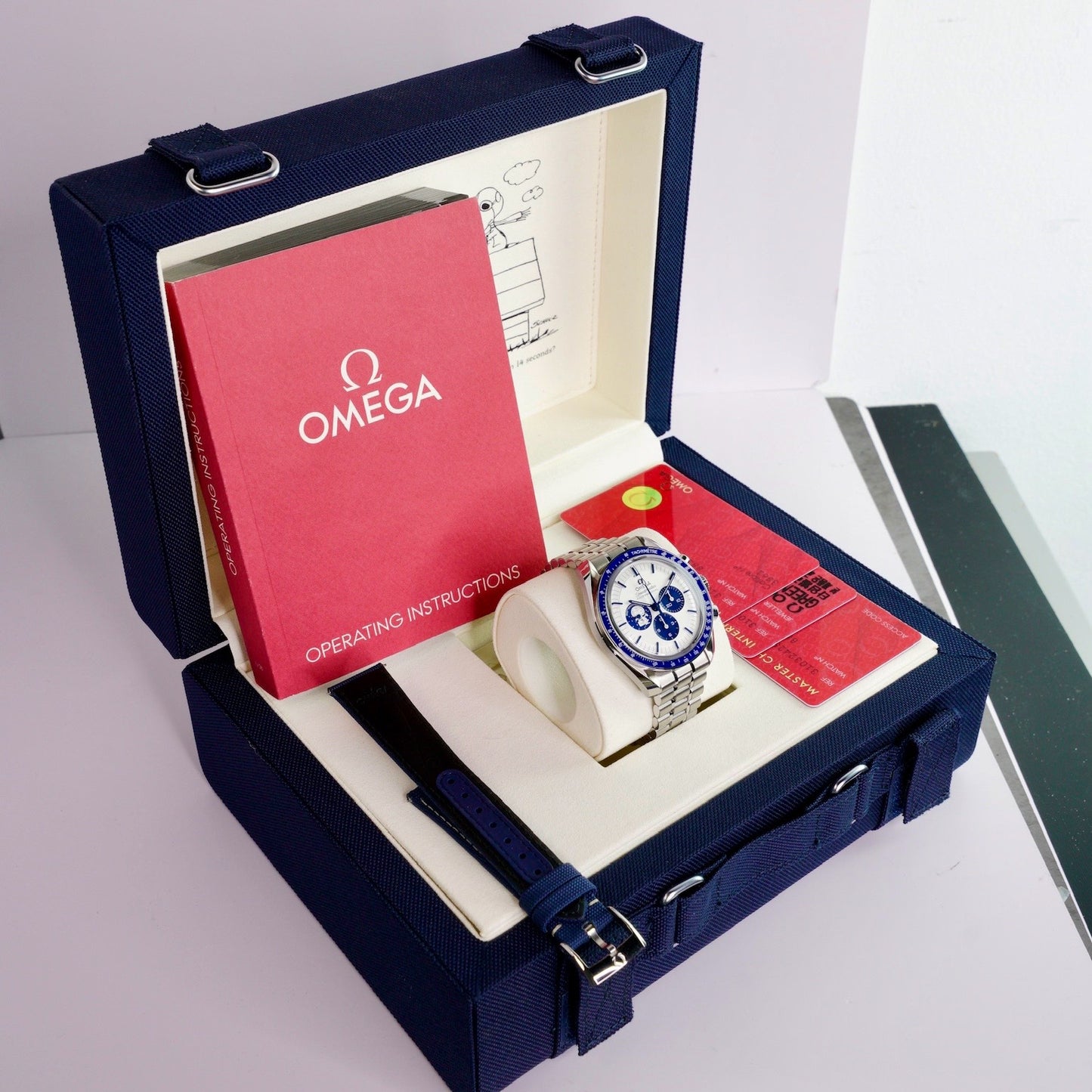 Omega Speedmaster 310.32.42.50.02.001 “SILVER SNOOPY AWARD” White Dial Blue Accents Stainless Steel 42mm 2024