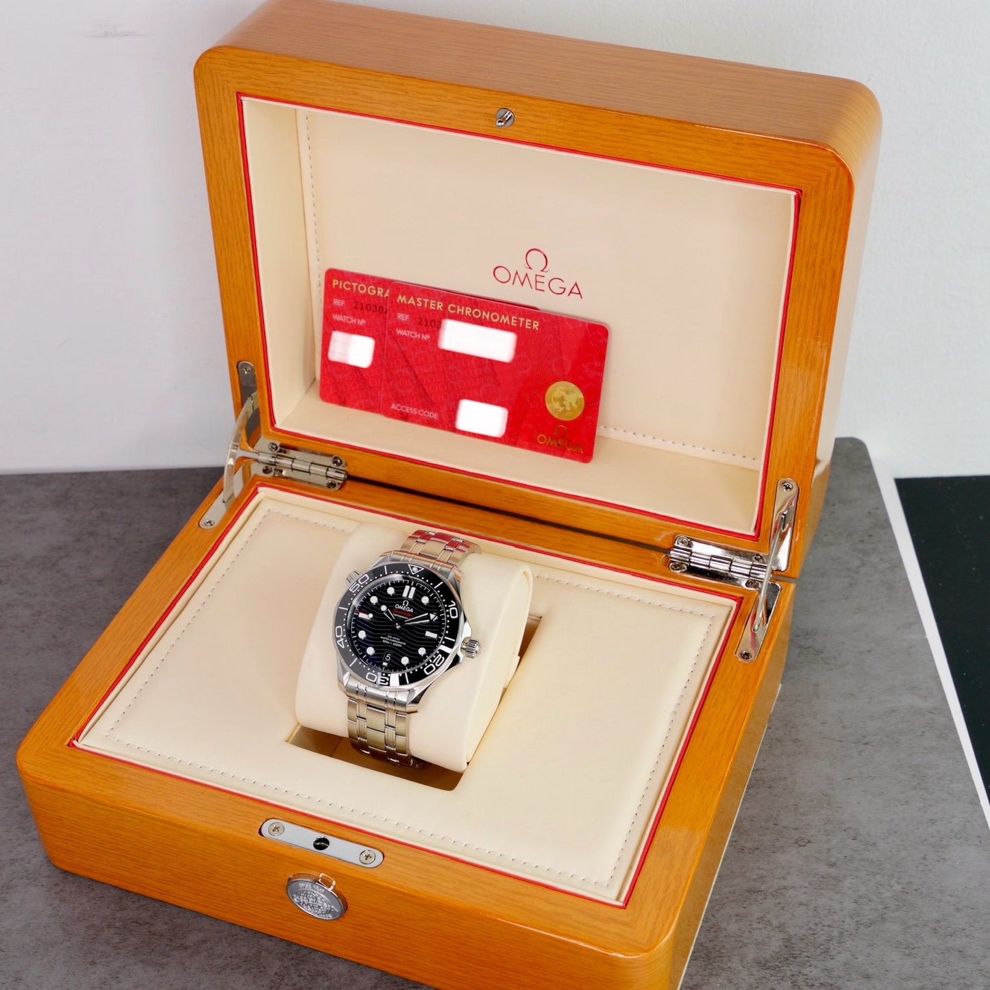 Omega NEW OLD STOCK Seamaster Diver 210.30.42.20.01.001 300 M Black Dial Stainless Steel 42mm