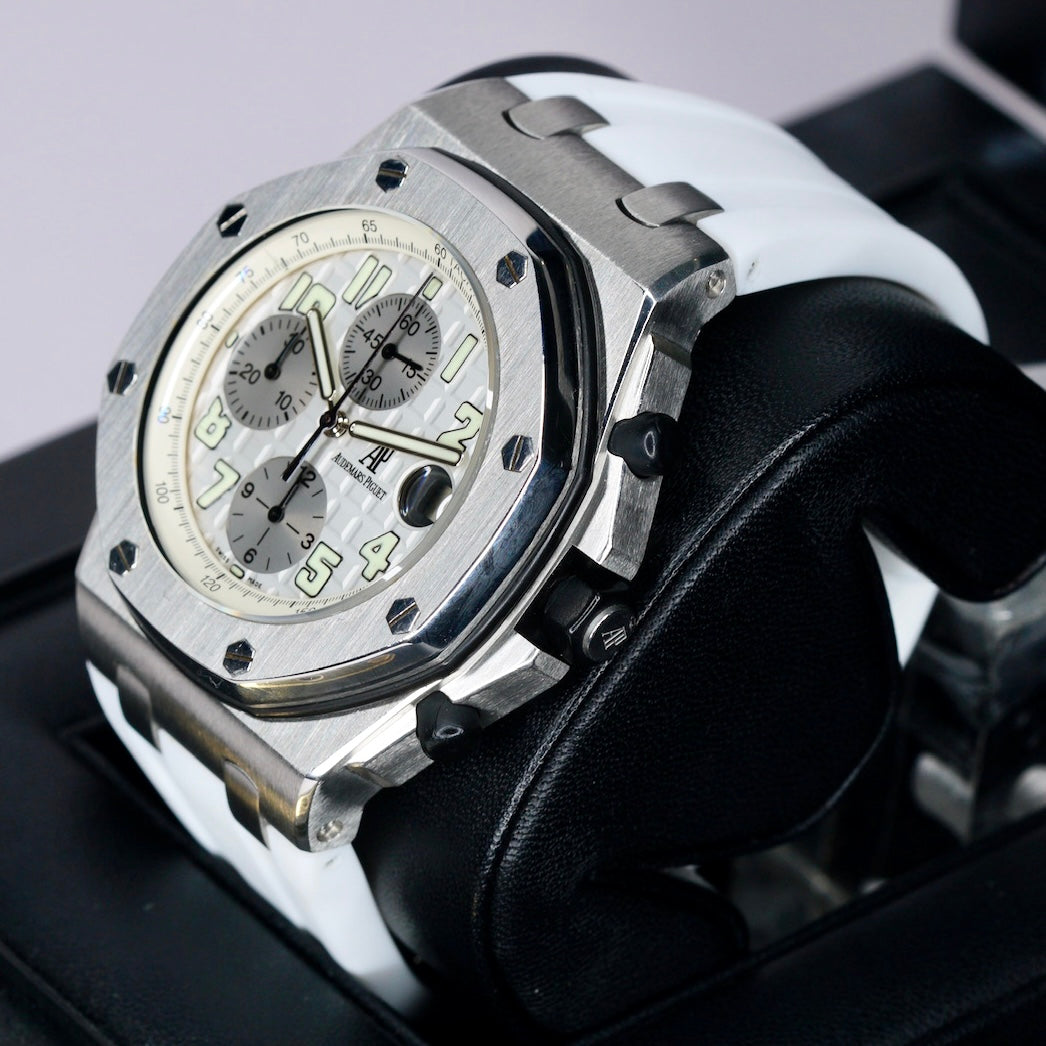 Audemars Piguet Royal Oak Offshore 25940SK.OO.D002CA.02.A “RUBBER CLAD” White Dial Stainless Steel White Rubber Strap 42mm