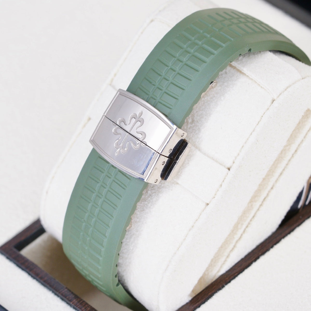 Patek Philippe Aquanaut 5968G-010 “GREEN TRAVEL AQUA” Green Kaki Dial White Gold Tropical Strap 42.2mm 2021