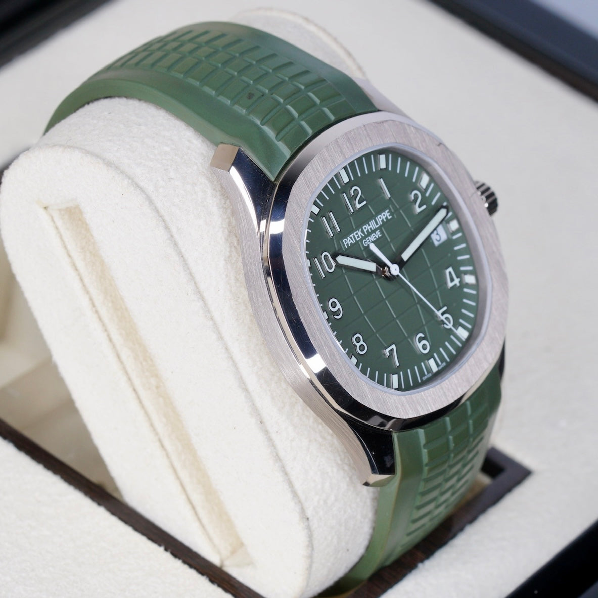 Patek Philippe Aquanaut 5168G-010 ”GREEN AQUA” Khaki Green Dial Green White Gold Tropical Strap 42mm 2021