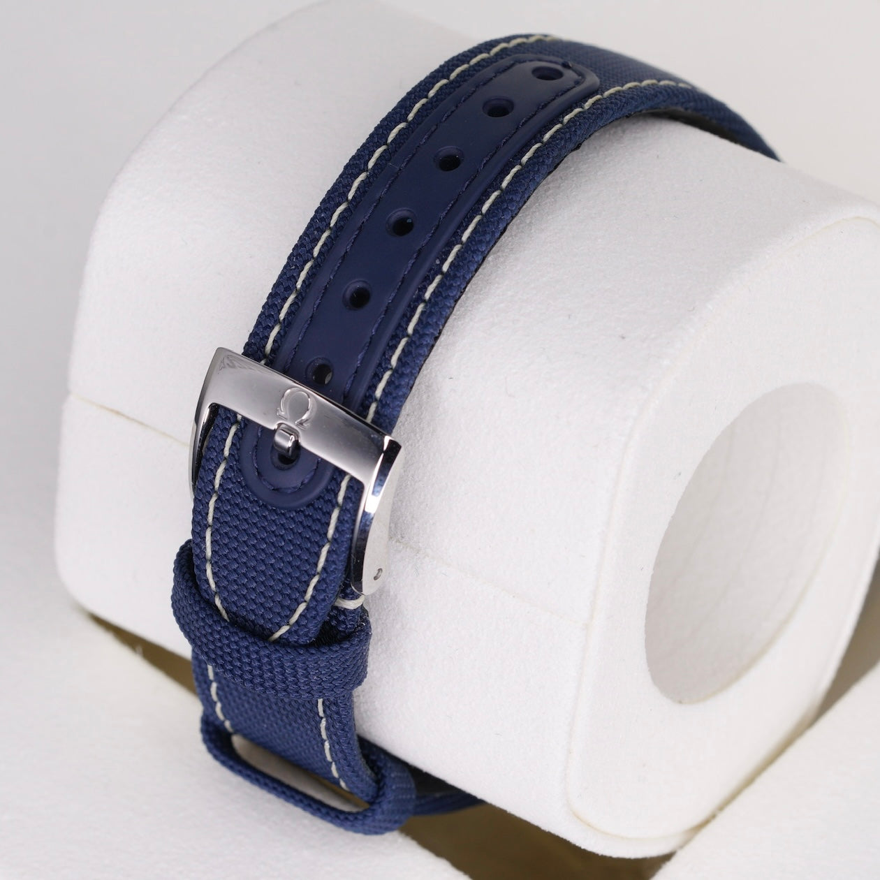 Omega NEW 2026 Speedmaster 310.32.42.50.02.001 “SNOOPY AWARD” White Dial Blue Accents Stainless Steel