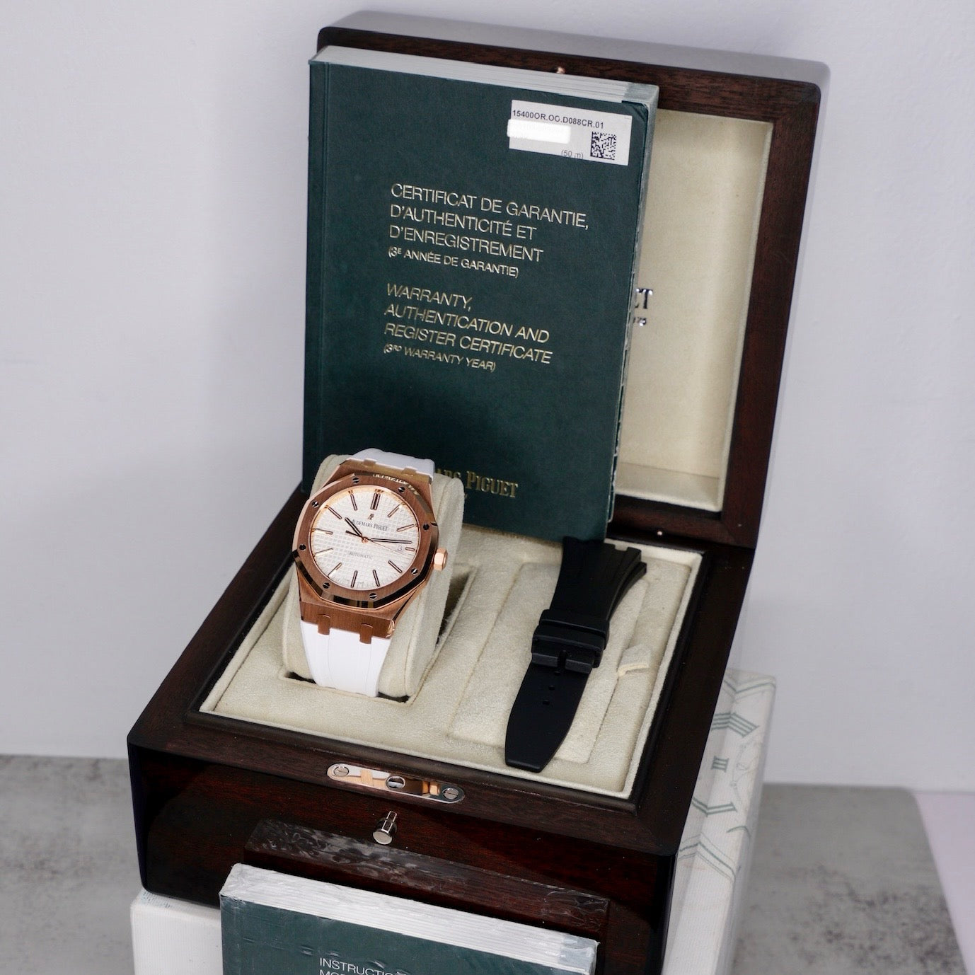 Audemars Piguet Royal Oak 15400OR.OO.D088cCR.01 White Dial Rose Gold White Leather Strap 41mm 2015