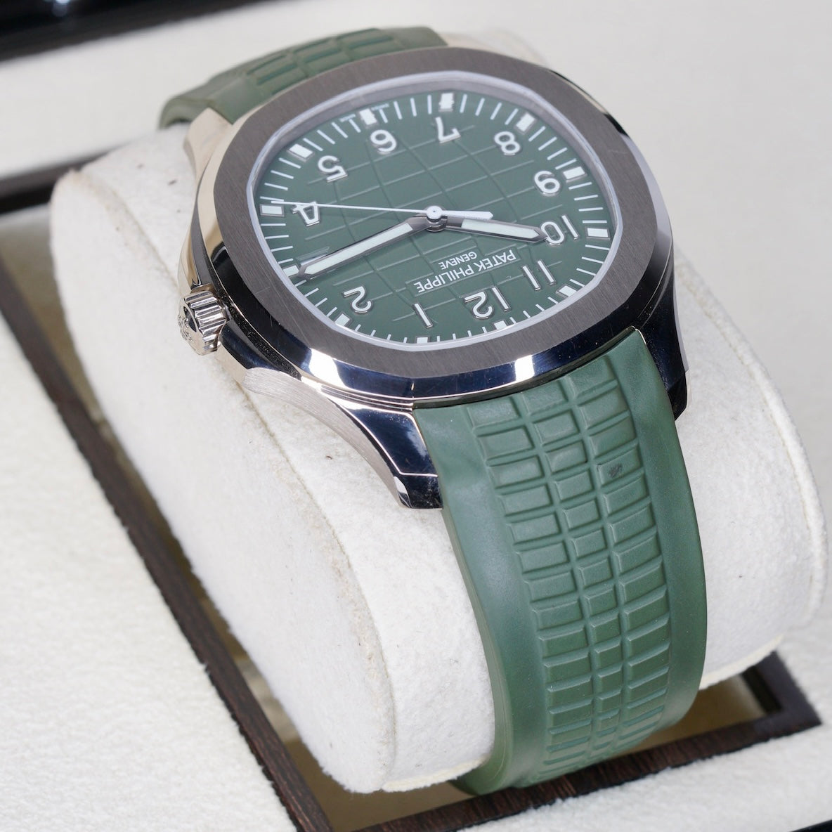 Patek Philippe Aquanaut 5168G-010 ”GREEN AQUA” Khaki Green Dial Green White Gold Tropical Strap 42mm 2021