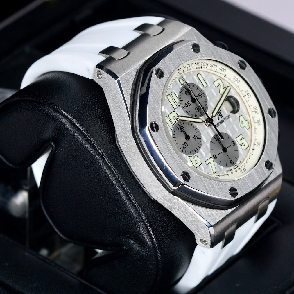 Audemars Piguet Royal Oak Offshore 25940SK.OO.D002CA.02.A “RUBBER CLAD” White Dial Stainless Steel White Rubber Strap 42mm