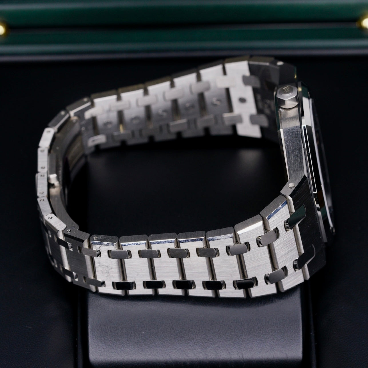 Audemars Piguet NEW 2026 Royal Oak “BURGUNDY” Jumbo Extra-thin Titanium 39mm