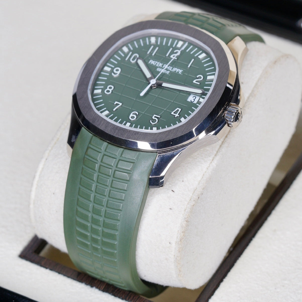 Patek Philippe Aquanaut 5168G-010 ”GREEN AQUA” Khaki Green Dial Green White Gold Tropical Strap 42mm 2021