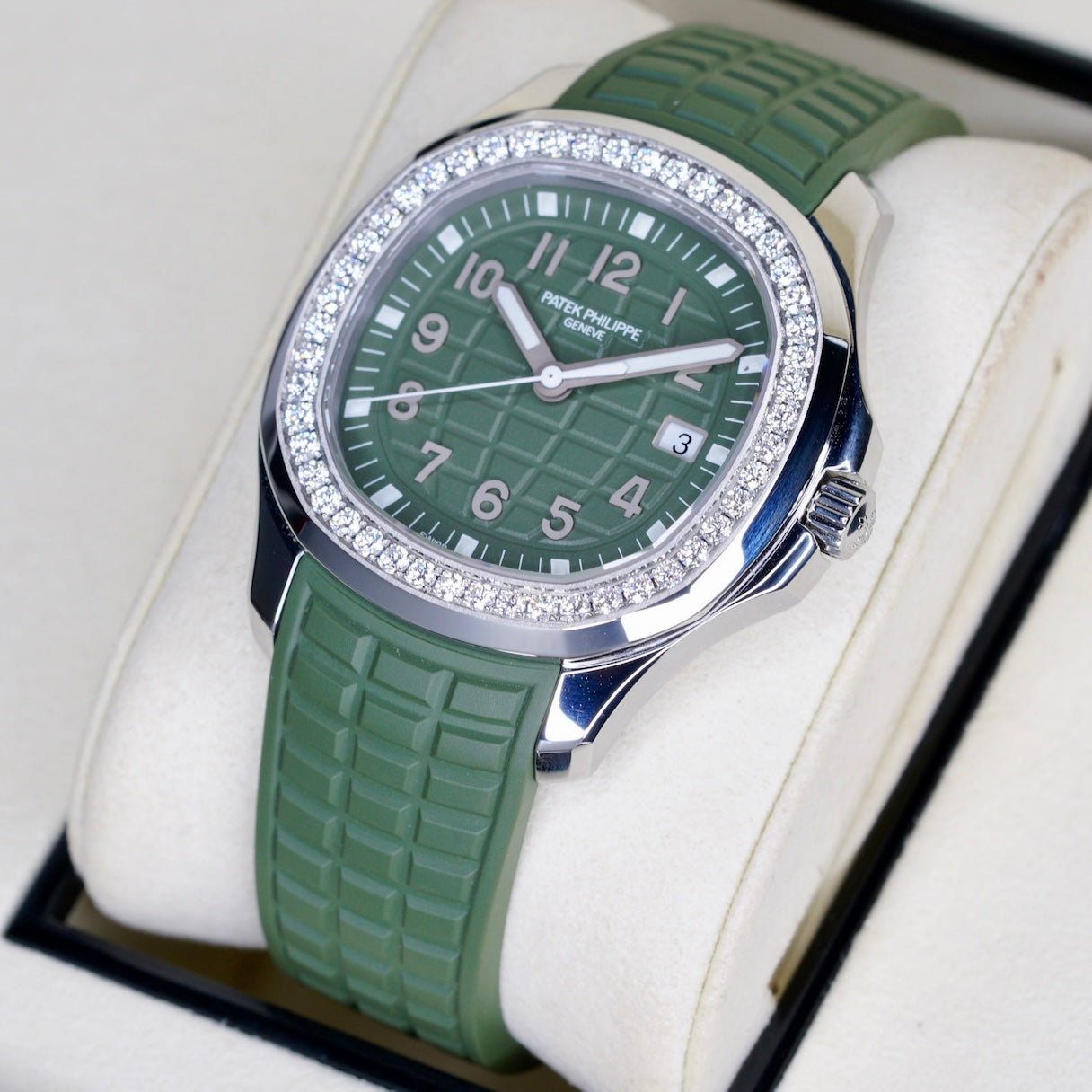 Patek Philippe Aquanaut 5267/200A-011 “LADY DIAMOND” Green Dial Diamond Bezel Tropical Strap 38.8mm 2025