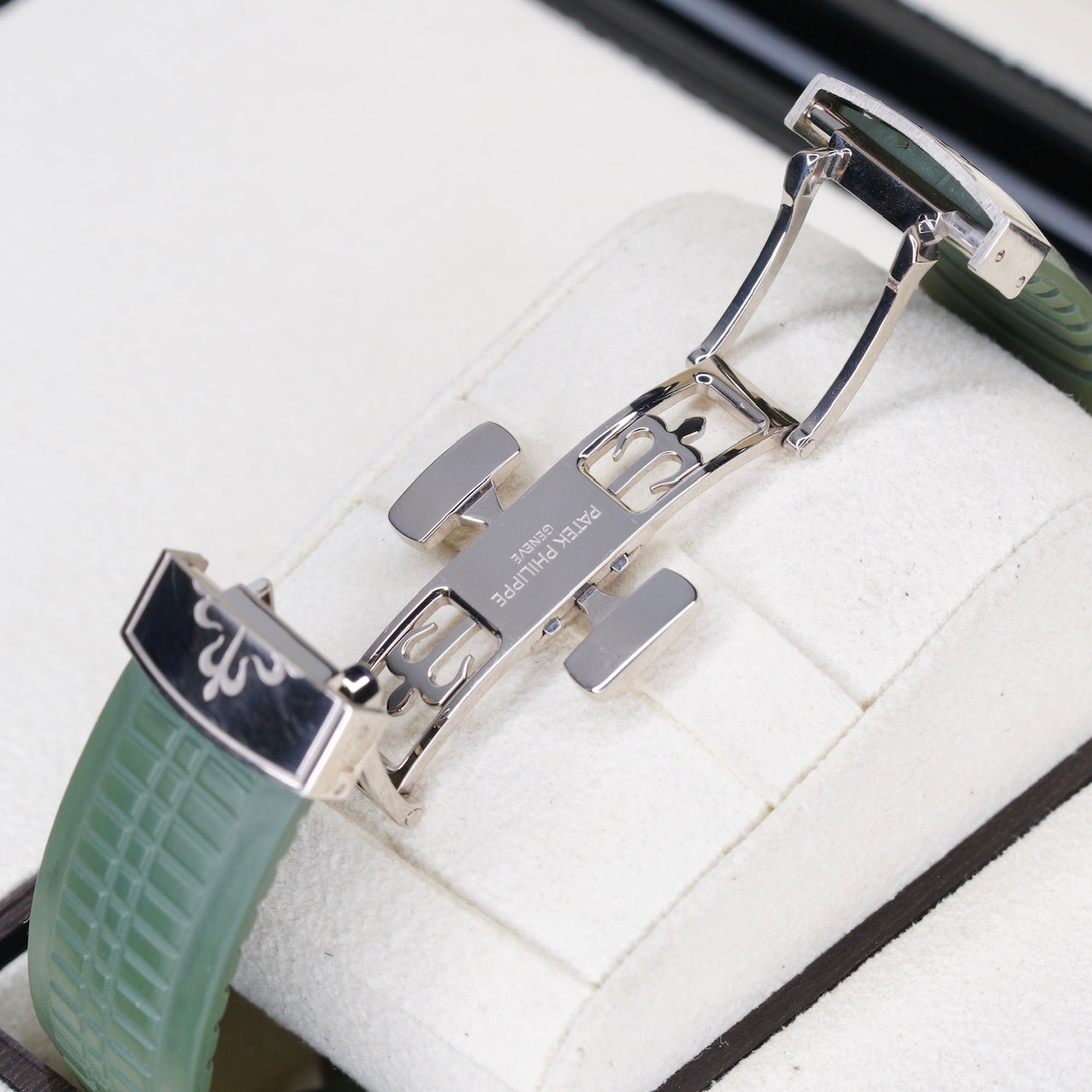 Patek Philippe Aquanaut 5168G-010 ”GREEN AQUA” Khaki Green Dial Green White Gold Tropical Strap 42mm 2021