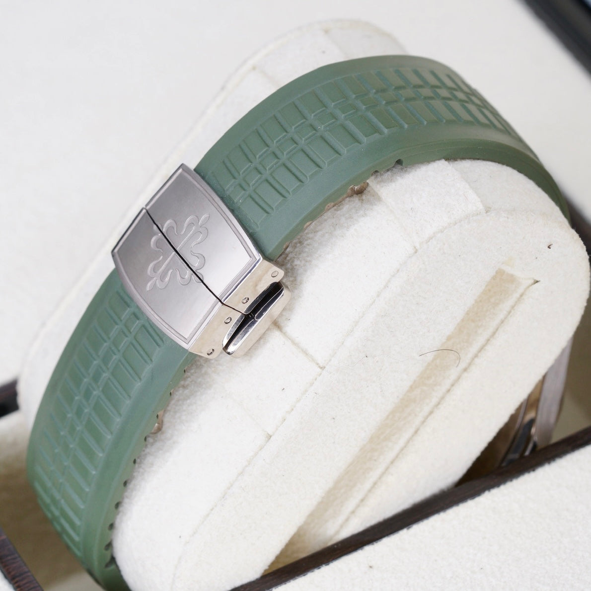 Patek Philippe Aquanaut 5168G-010 ”GREEN AQUA” Khaki Green Dial Green White Gold Tropical Strap 42mm 2021