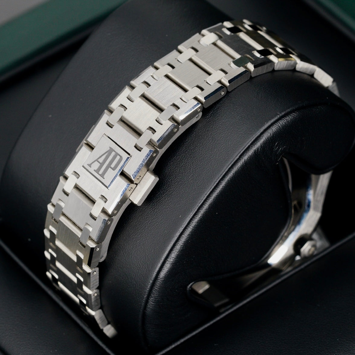 Audemars Piguet NEW 2026 Royal Oak “BURGUNDY” Jumbo Extra-thin Titanium 39mm