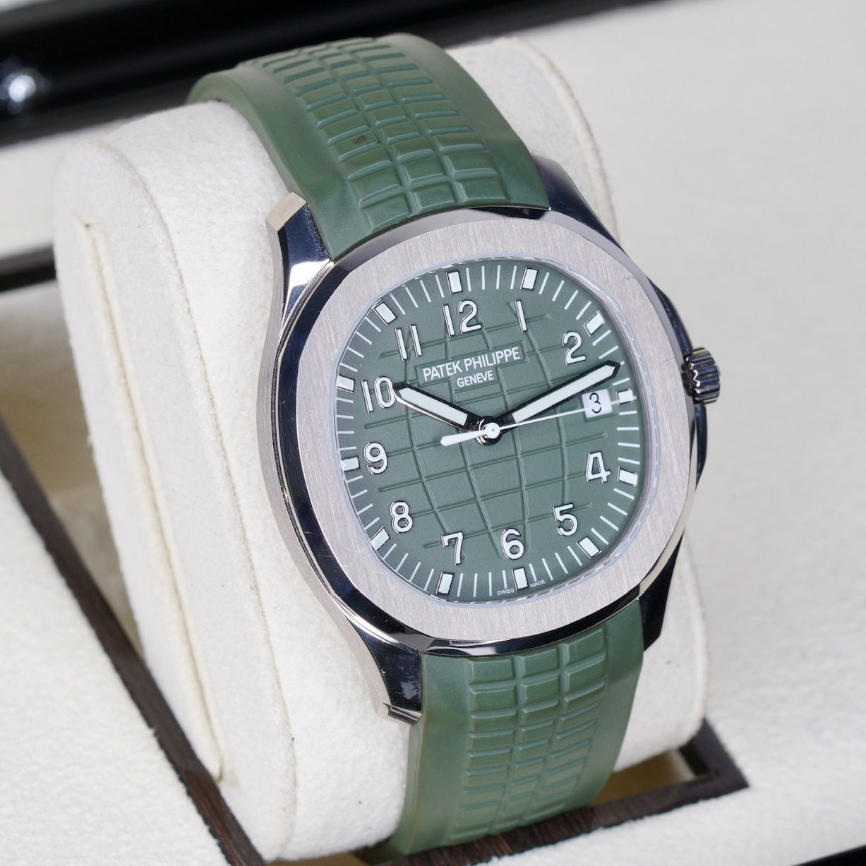 Patek Philippe Aquanaut 5168G-010 ”GREEN AQUA” Khaki Green Dial Green White Gold Tropical Strap 42mm 2021