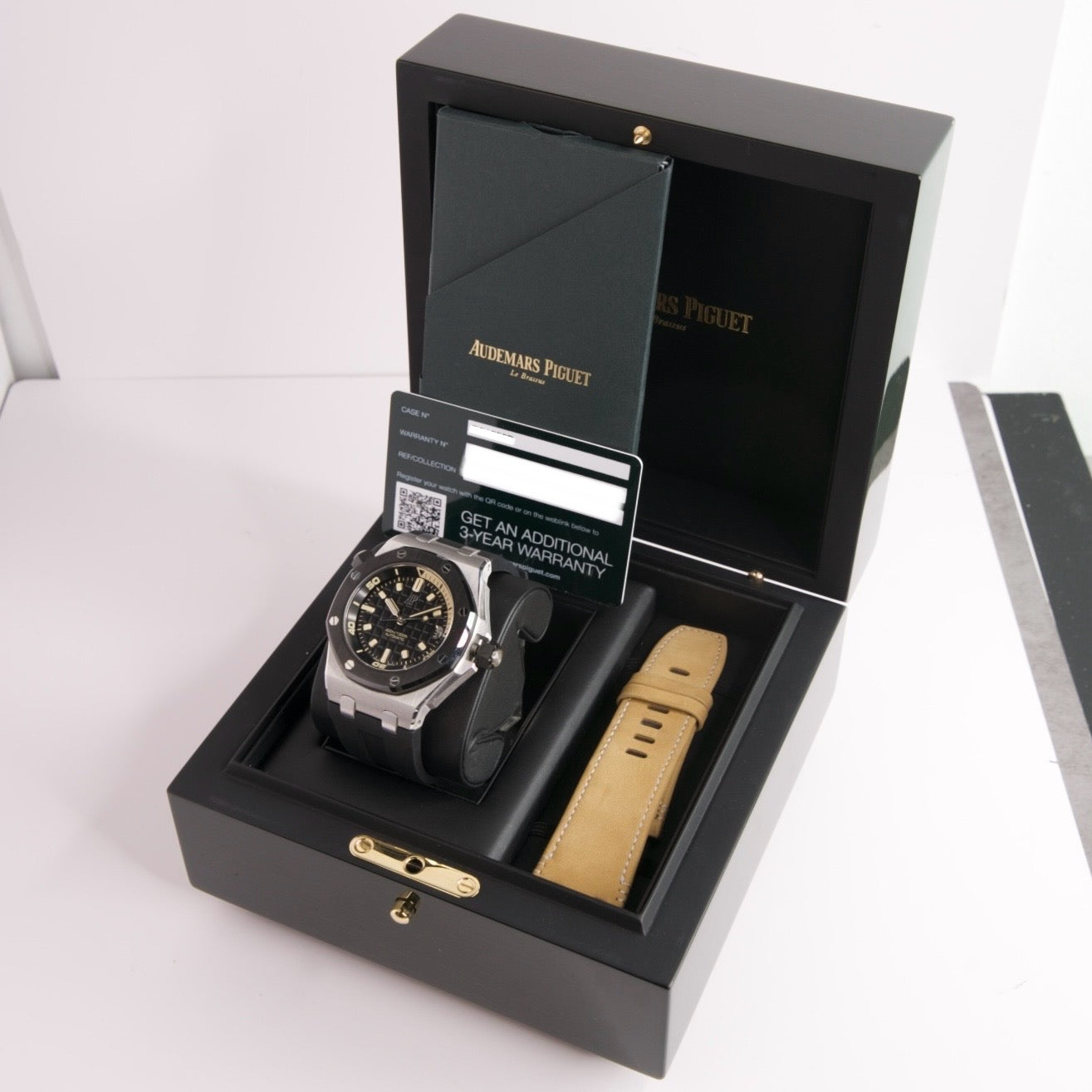 Audemars Piguet Royal Oak Offshore Diver 15720CN.OO.A002CA.01 White Gold Black Dial Black Rubber Strap 42mm