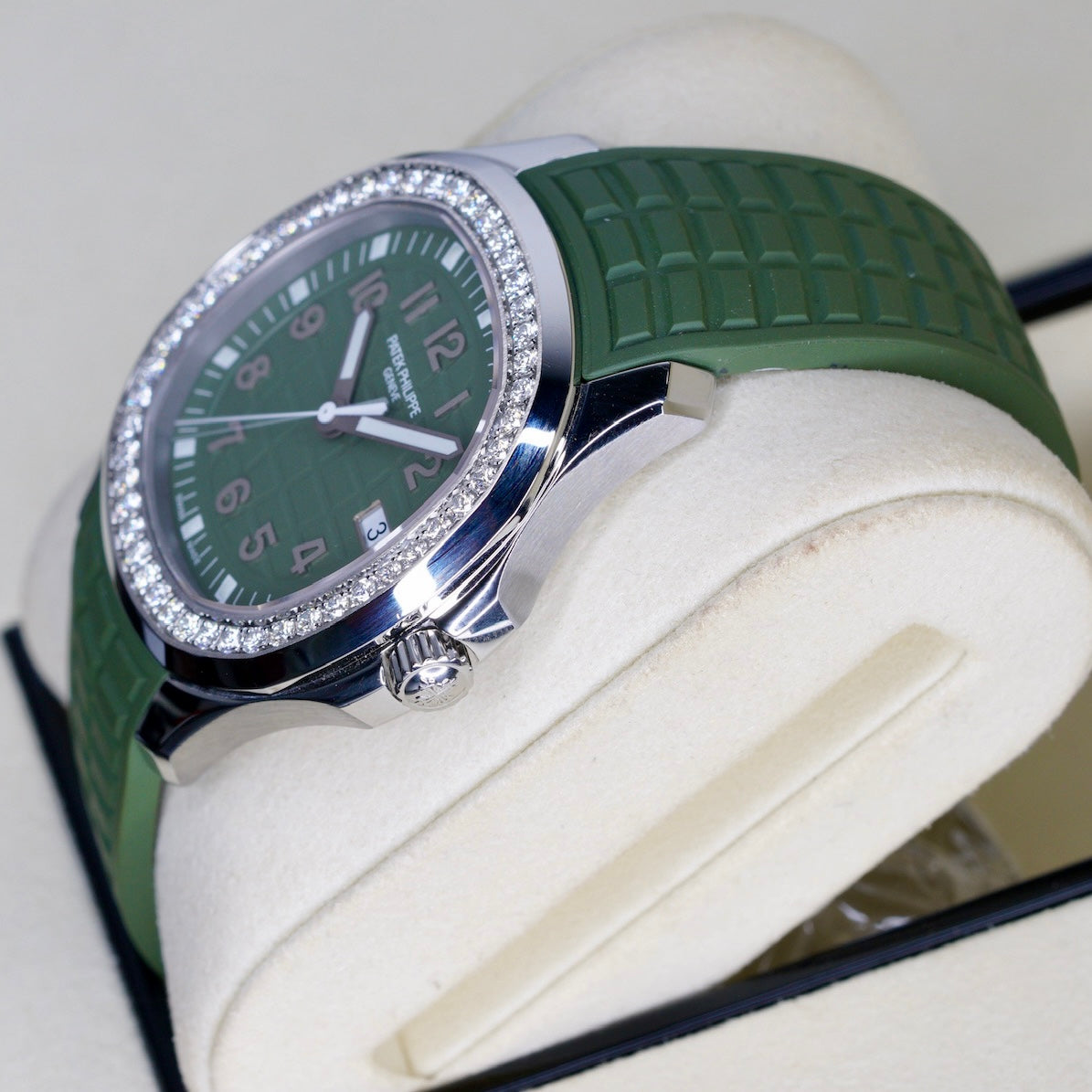 Patek Philippe Aquanaut 5267/200A-011 “LADY DIAMOND” Green Dial Diamond Bezel Tropical Strap 38.8mm 2025